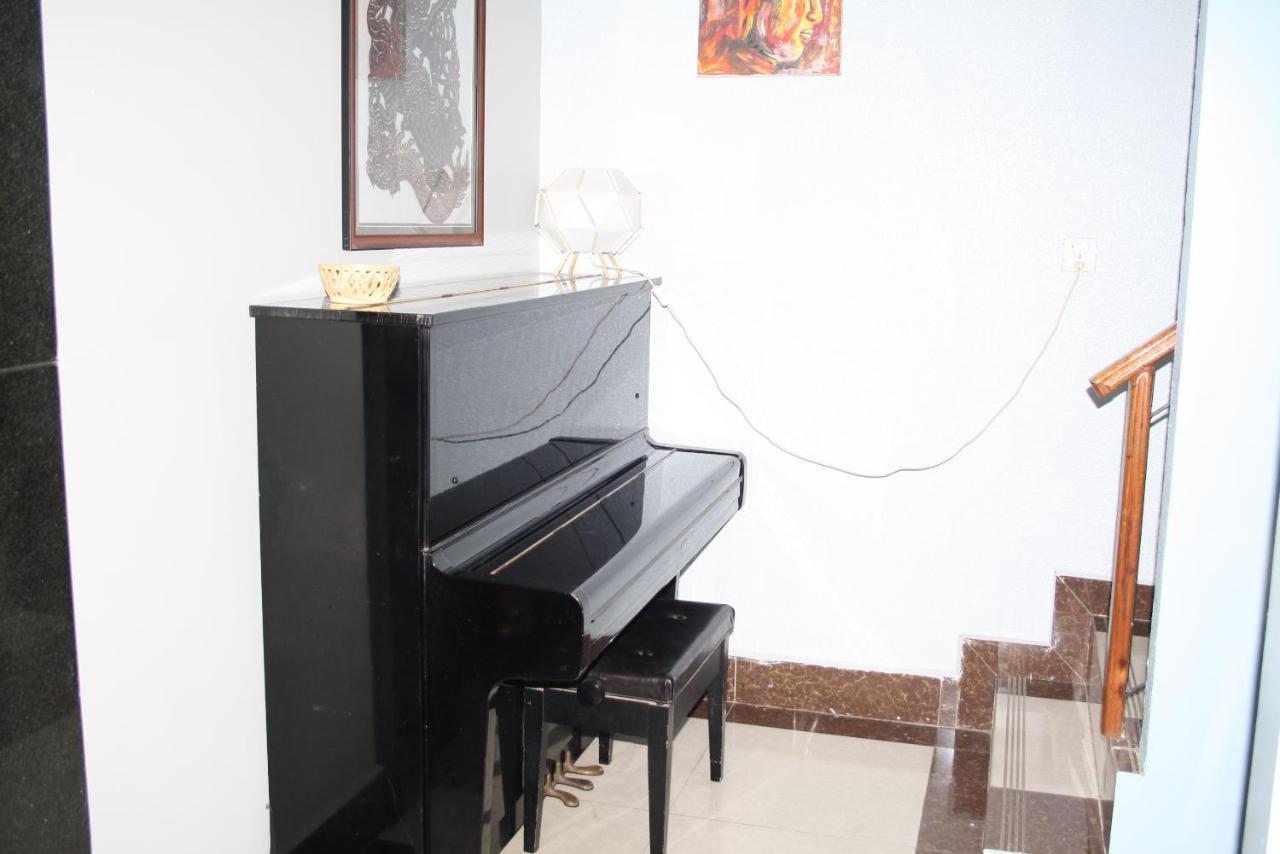 Lalune Hotel Phnom Penh Bagian luar foto